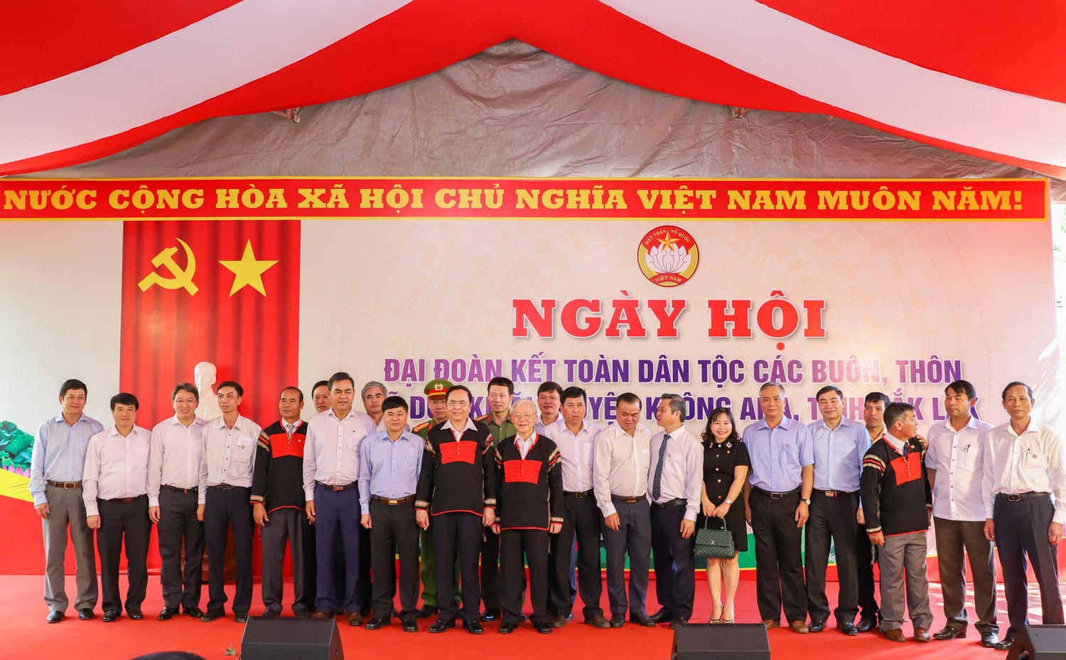 Tổng Bí thư, Chủ tịch nước Nguyễn Phú Trọng và Lãnh đạo Đảng, Nhà nước, Mặt trận Tổ quốc Việt Nam với cán bộ, lãnh đạo và đồng bào xã Dur Kmăl, huyện Krông Ana, Đắk Lắk trong Ngày Đại đoàn kết dân tộc. Ảnh: Hoàng Gia (Báo Đắk Lắk)