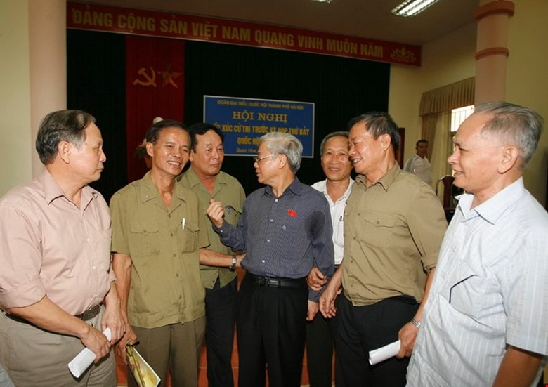 Chủ tịch Quốc hội Nguyễn Phú Trọng tiếp xúc cử tri tại phường Ngọc Khánh, quận Ba Đình trước kỳ họp thứ Bảy, Quốc hội khoá XII, ngày 3.5.2010. Ảnh tư liệu Chủ tịch Quốc hội Nguyễn Phú Trọng tiếp xúc cử tri tại phường Ngọc Khánh, quận Ba Đình trước kỳ họp thứ Bảy, Quốc hội khoá XII, ngày 3.5.2010. Ảnh tư liệu