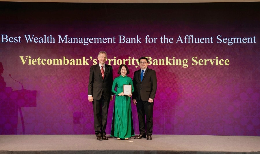 Bà Lê Thị Thúy Nga - Trưởng phòng Chính sách khách hàng bán lẻ đại diện Vietcombank nhận giải Ngân hàng có Dịch vụ Quản lý Tài sản tốt nhất Việt Nam năm 2024. Ảnh: VCB