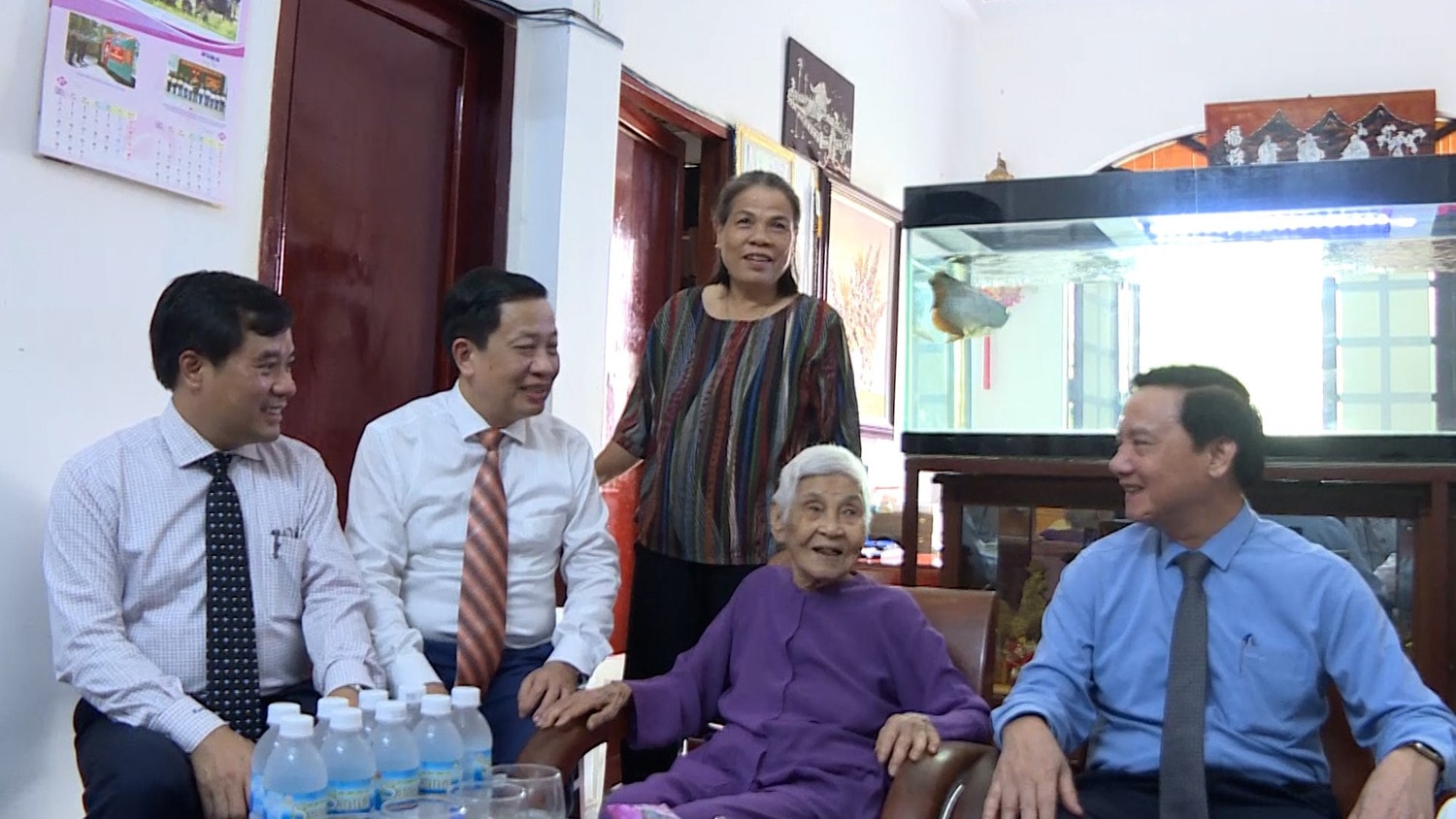 Phó Chủ tịch Quốc hội Nguyễn Khắc Định viếng nghĩa trang và thăm các gia đình có công -0