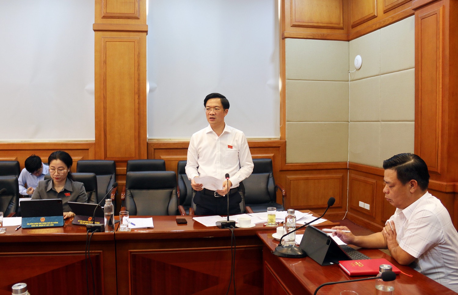 Ủy viên Ban Thường vụ Thành ủy, Chủ tịch HĐND thành phố Phạm Văn Lập phát biểu thảo luận tại Tổ. ảnh: Bảo Trâm