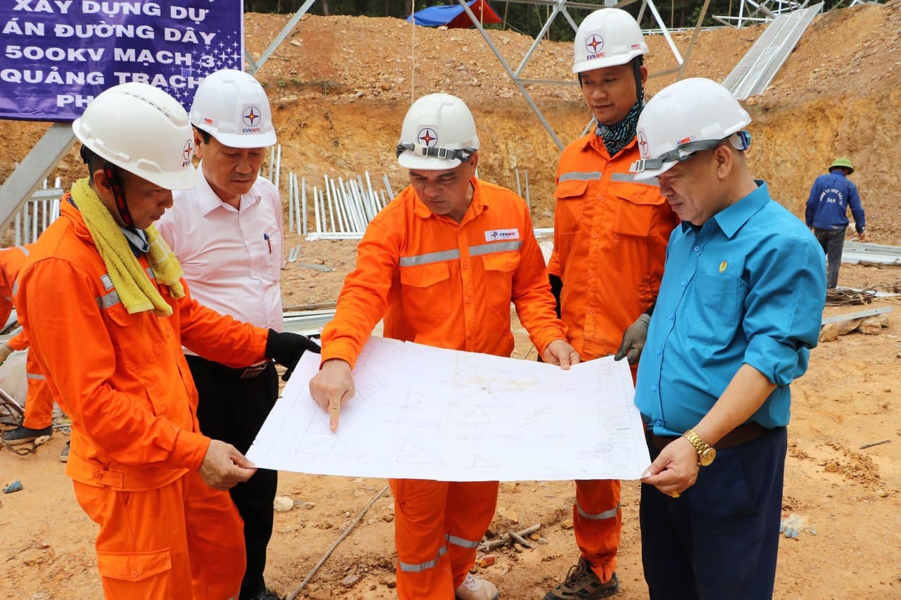 EVN đẩy nhanh tiến độ thi công các dự án nguồn và lưới điện trọng điểm. Ảnh: EVN