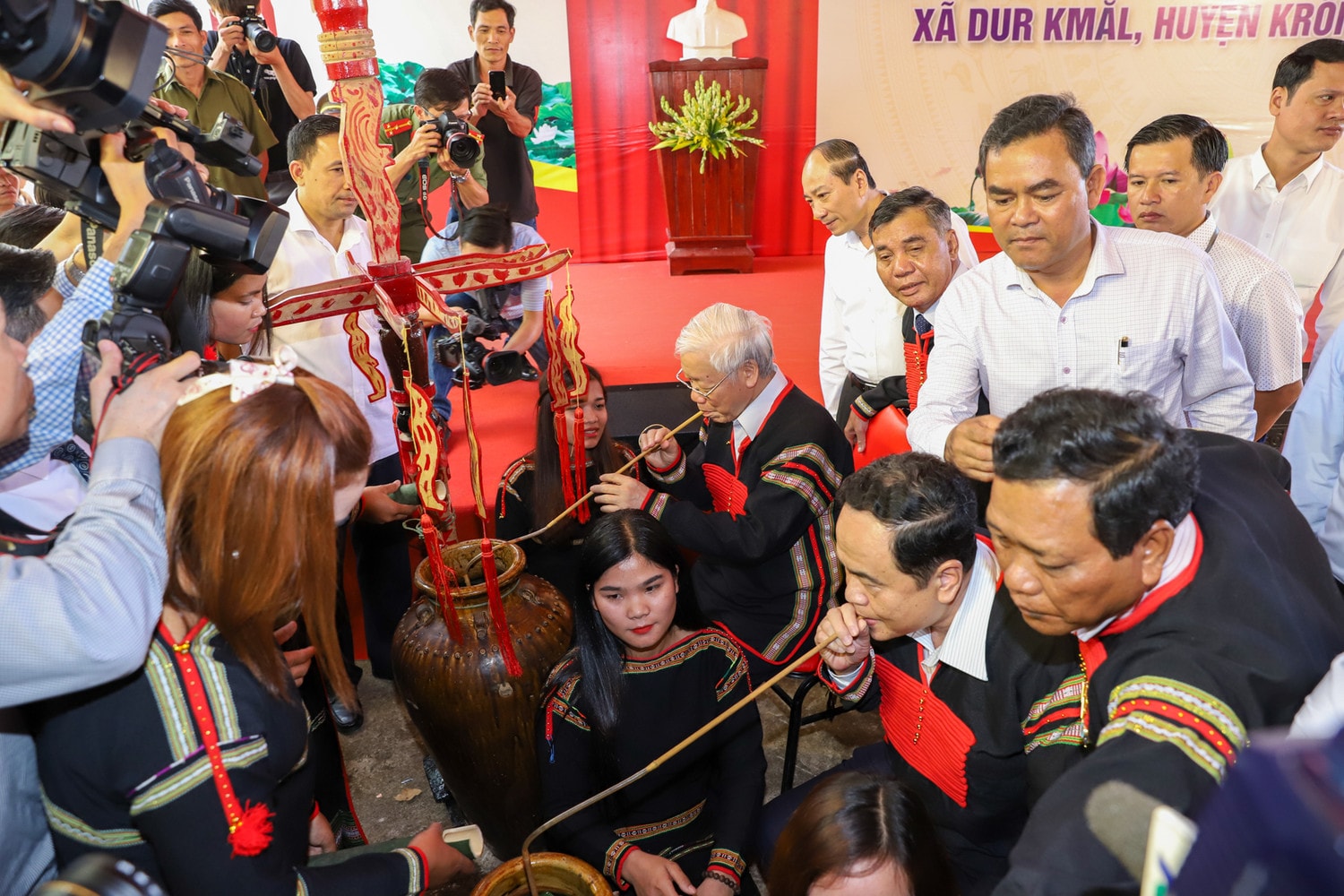 Tổng Bí thư, Chủ tịch nước Nguyễn Phú Trọng thưởng thức rượu cần với đồng bào xã Dur Kmăl, huyện K rông Ana, Đắk Lắk Ảnh: Hoàng Gia.