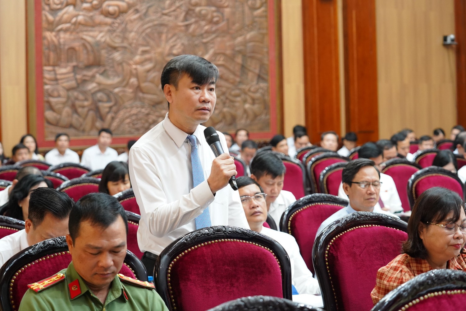 Đại biểu phát biểu tại phiên chất vấn. Ảnh H. Dương