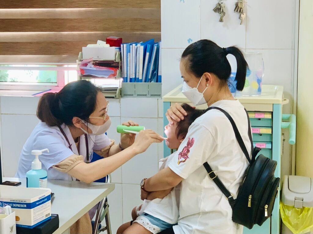 Bác sĩ khuyến cáo, phụ huynh cần cảnh giác với những bệnh mùa hè thường gặp ở trẻ em -0