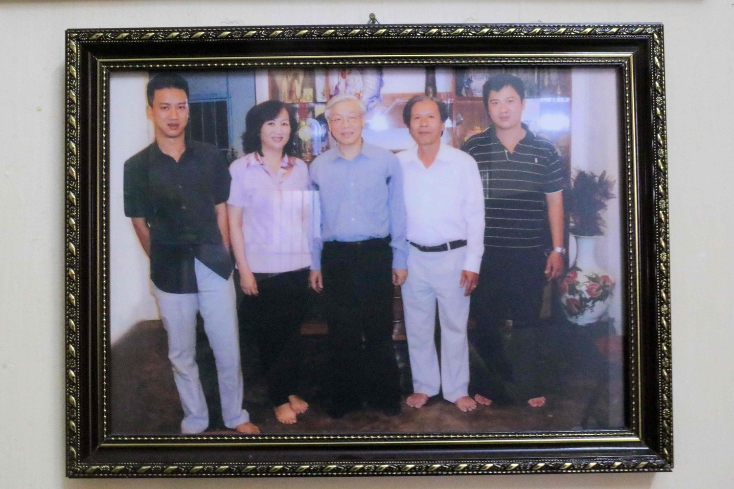 Bức hình Tổng Bí thư Nguyễn Phú Trọng chụp chung với gia đình người bạn đại học Phan Văn Kính Tổng Bí thư Nguyễn Phú Trọng qua ký ức bạn học -0