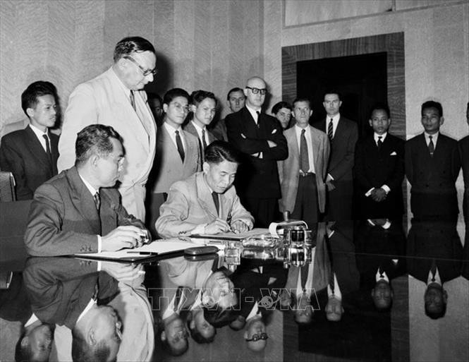 Ngày 21.7.1954, Thứ trưởng Bộ Quốc phòng Tạ Quang Bửu thay mặt Chính phủ và Bộ Tổng tư lệnh Quân đội nhân dân Việt Nam ký Hiệp định đình chiến ở Việt Nam - Ảnh tư liệu