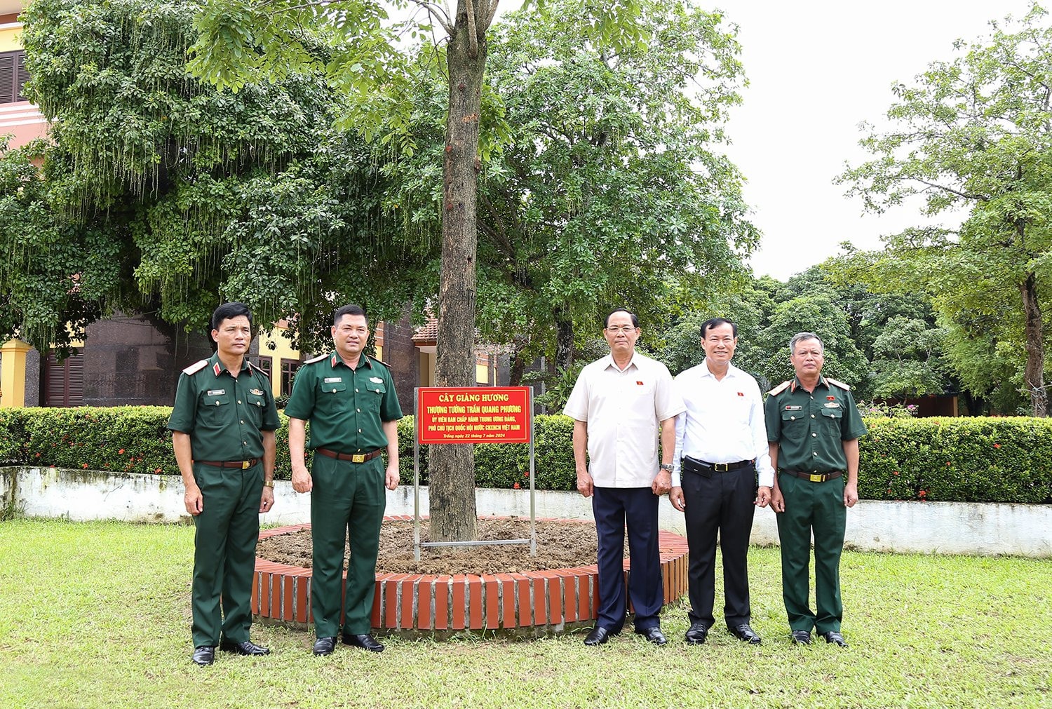 Phó Chủ tịch Quốc hội, Thượng tướng Trần Quang Phương trồng cây lưu niệm tại Quân khu I