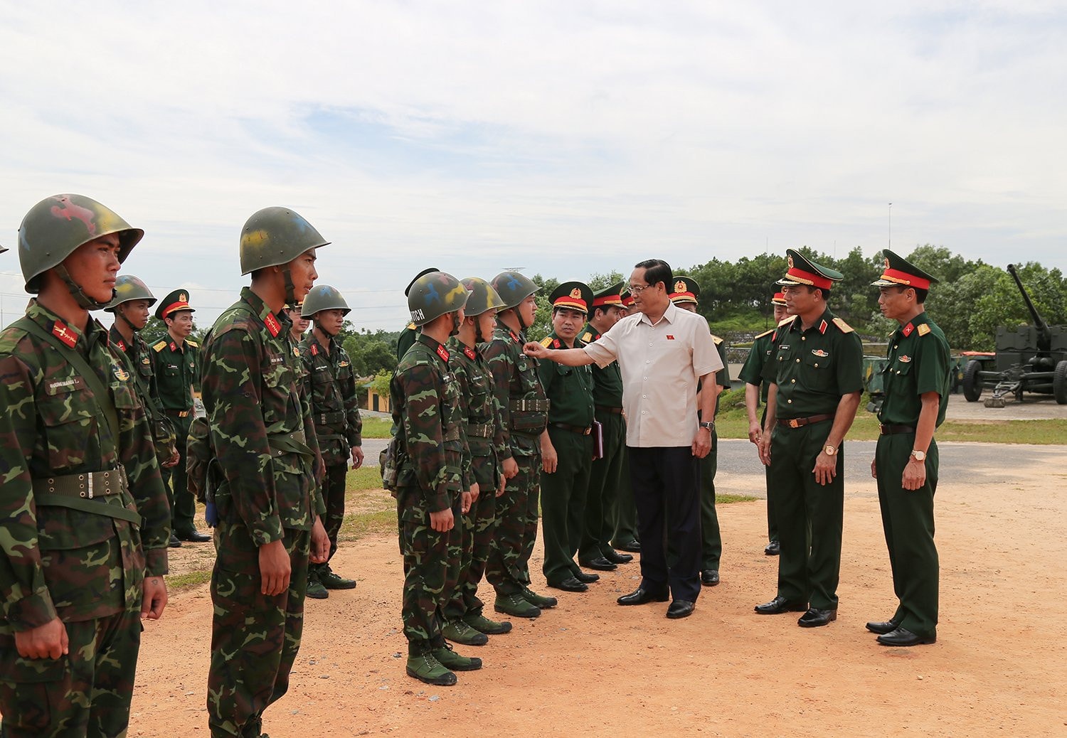 Phó Chủ tịch Quốc hội, Thượng tướng Trần Quang Phương thăm, động viên cán bộ, chiến sĩ tại Lữ đoàn 210