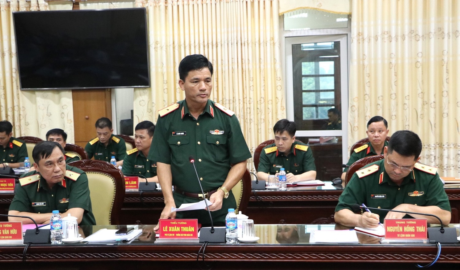 Phó Tư lệnh kiêm Tham mưu trưởng Quân khu I Lê Xuân Thân báo cáo