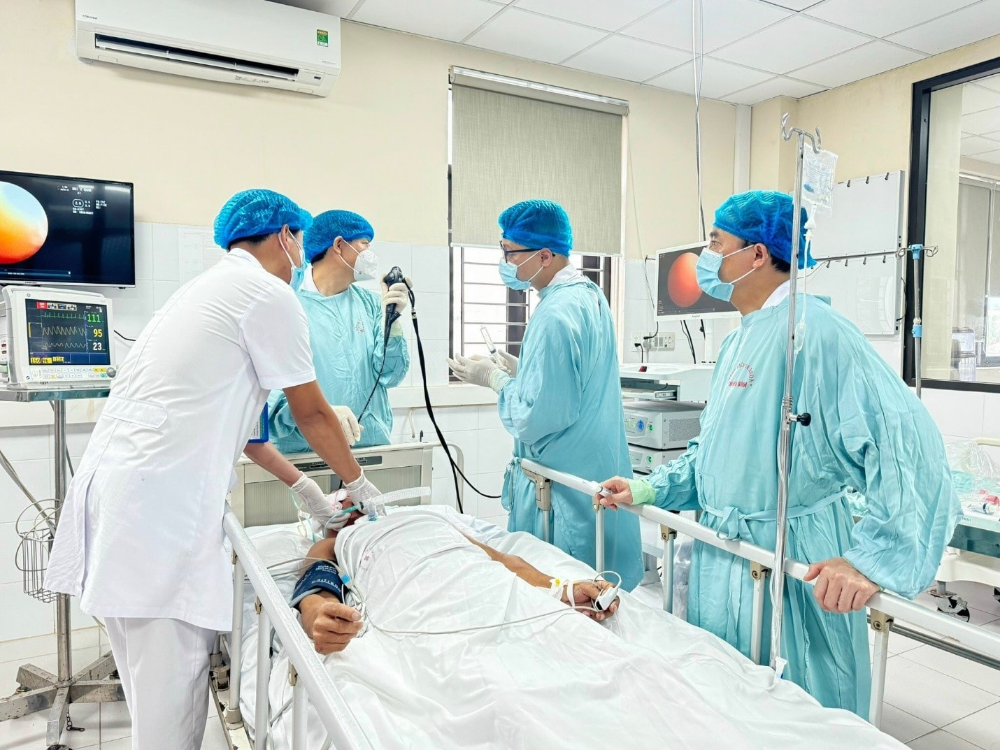 Bị cọc tre đâm vào tay, người đàn ông mắc uốn ván nguy kịch -0