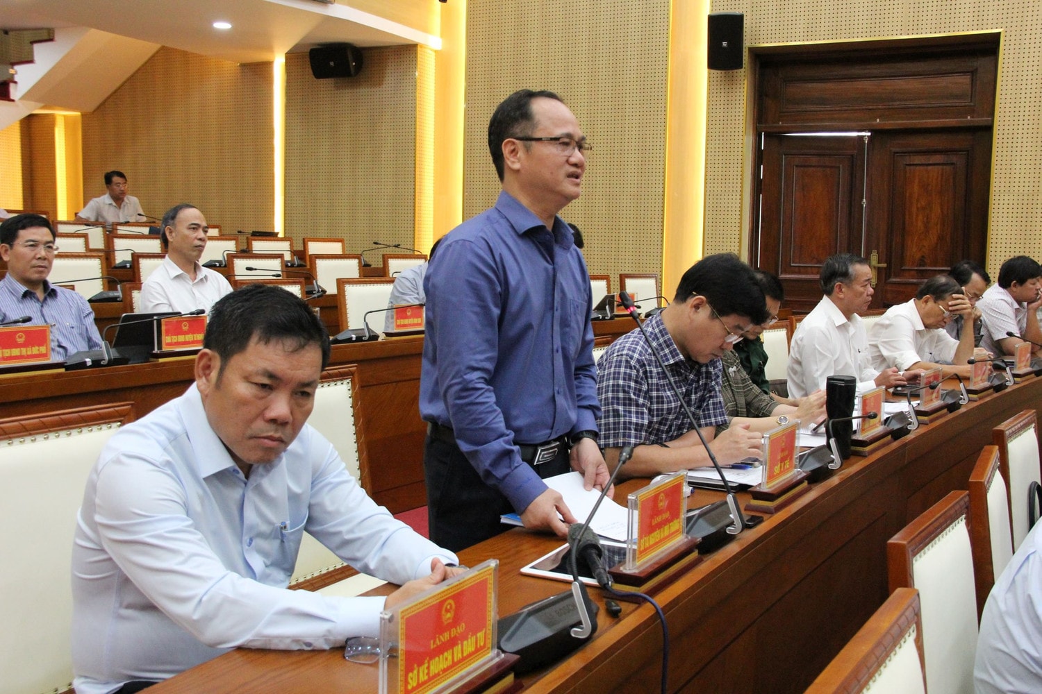 Quyền Giám đốc Sở Tài nguyên và Môi trường Quảng Ngãi Nguyễn Đức Trung trả lời chất vấn về việc nguồn thu từ đất bị hụt HĐND Quảng Ngãi: Vì sao nguồn thu từ đất bị hụt? -0
