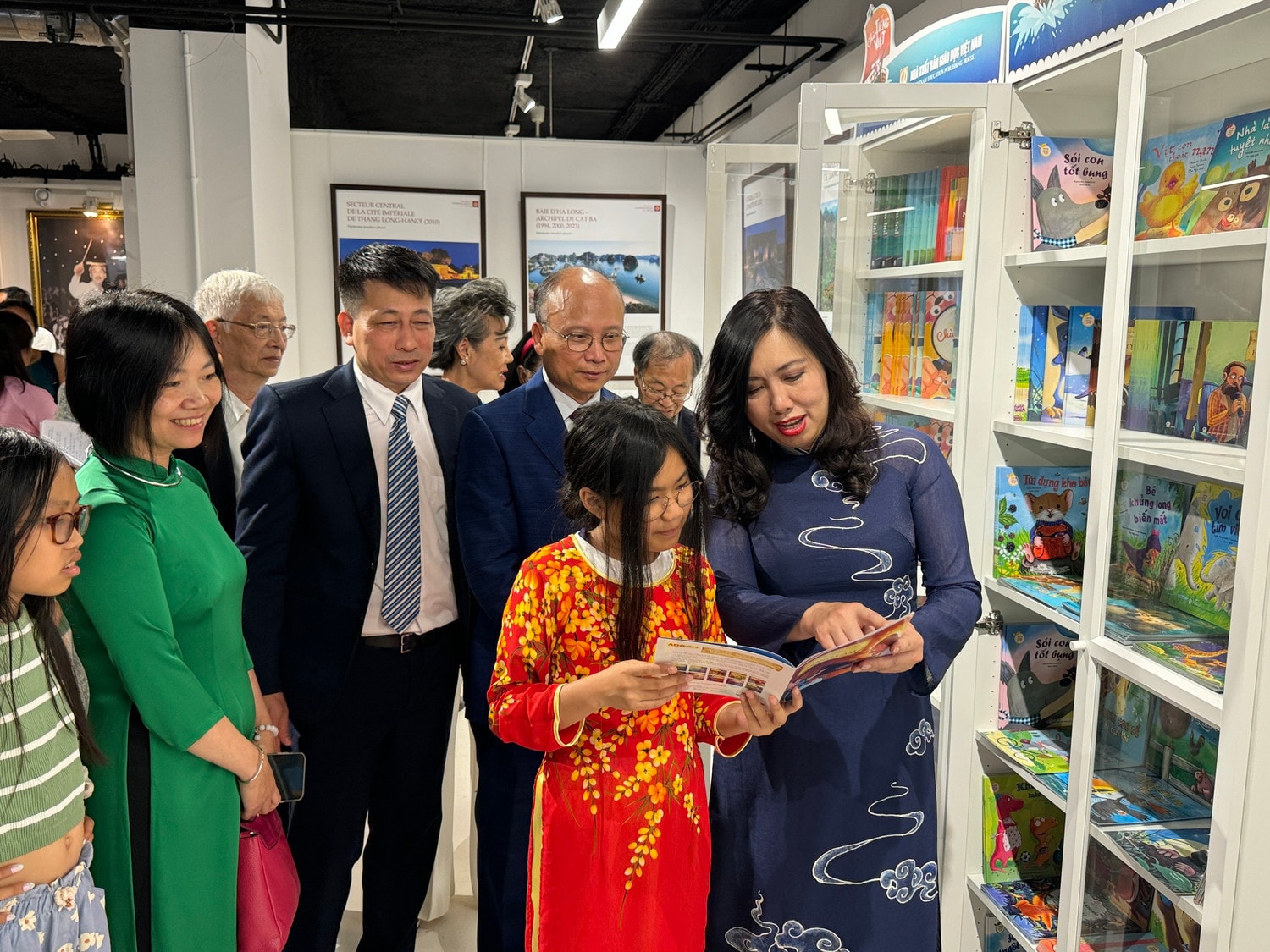 Khai trương Tủ sách tiếng Việt phục vụ cộng đồng năm 2024 tại Pháp -0