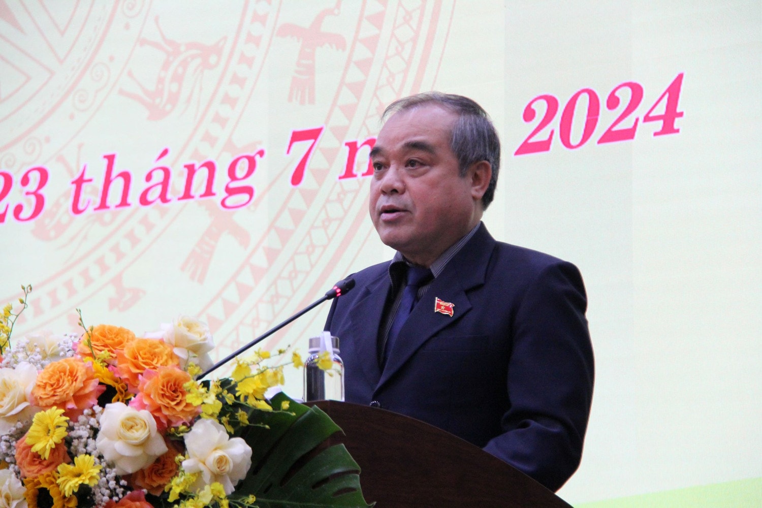 Phó Chủ tịch phụ trách UBND tỉnh Trần Hoàng Tuấn thông tin về tình hình phát triển kinh tế - xã hội địa phương trong 6 tháng đầu năm Quảng Ngãi khai mạc Kỳ họp 25 để thông qua nhiều nội dung phát triển kinh tế - xã hội quan trọng -0