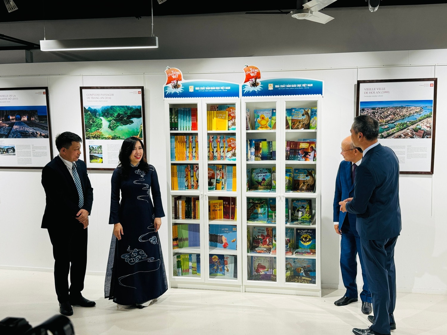 Khai trương Tủ sách tiếng Việt phục vụ cộng đồng năm 2024 tại Pháp -0