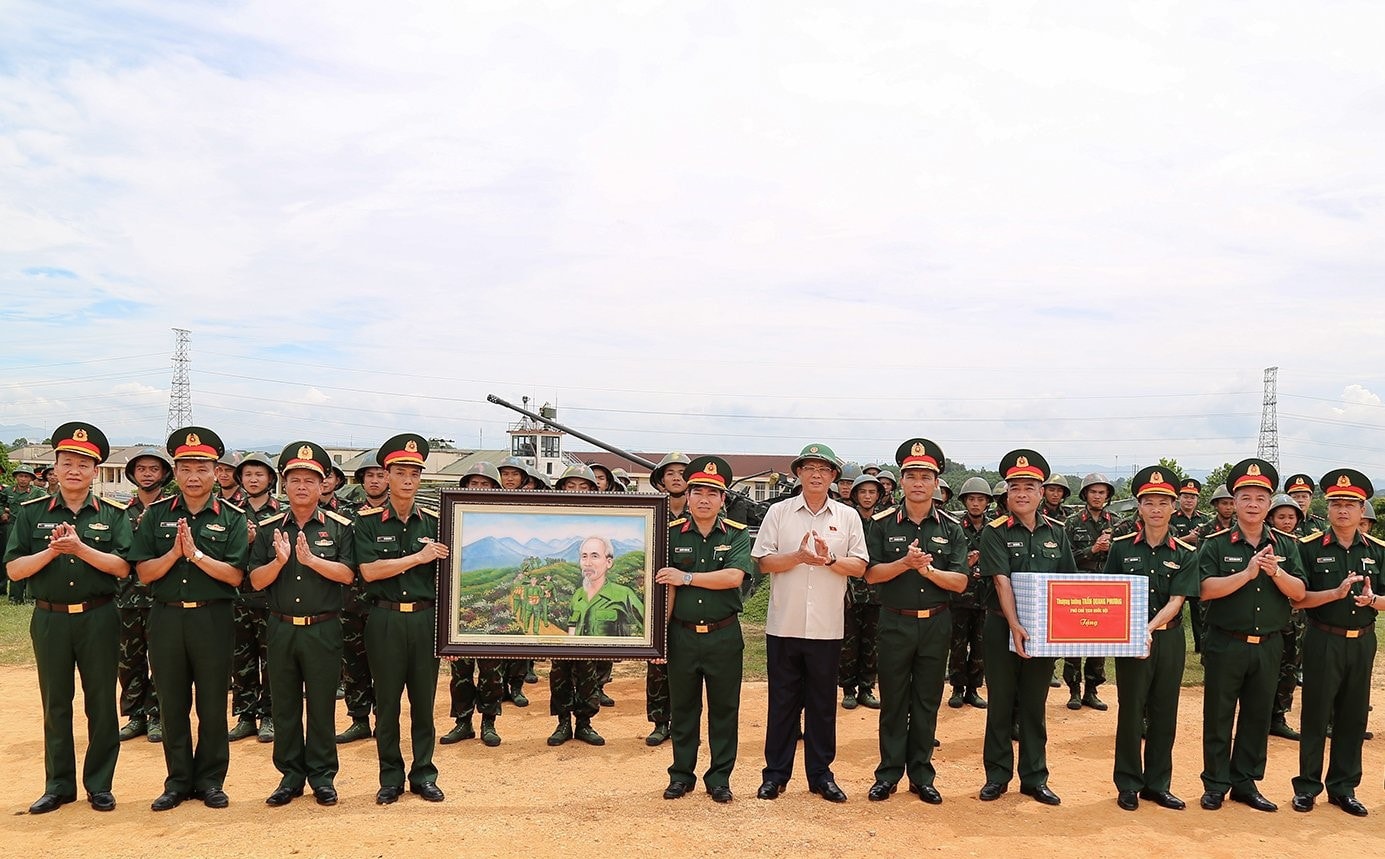 Phó Chủ tịch Quốc hội, Thượng tướng Trần Quang Phương thăm, động viên cán bộ, chiến sĩ tại Lữ đoàn 210, Quân Khu I (1)