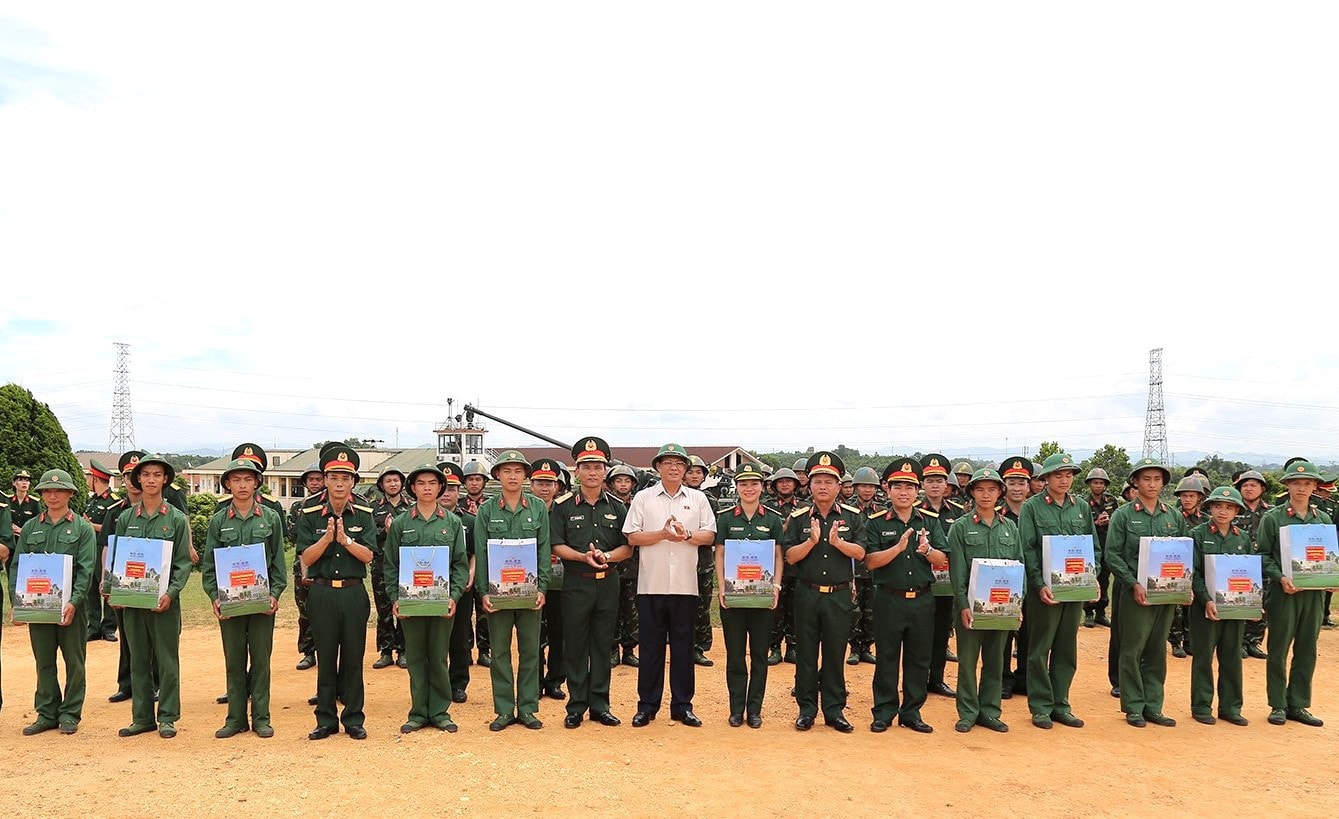 Phó Chủ tịch Quốc hội, Thượng tướng Trần Quang Phương thăm, động viên cán bộ, chiến sĩ tại Lữ đoàn 210, Quân Khu I (2)