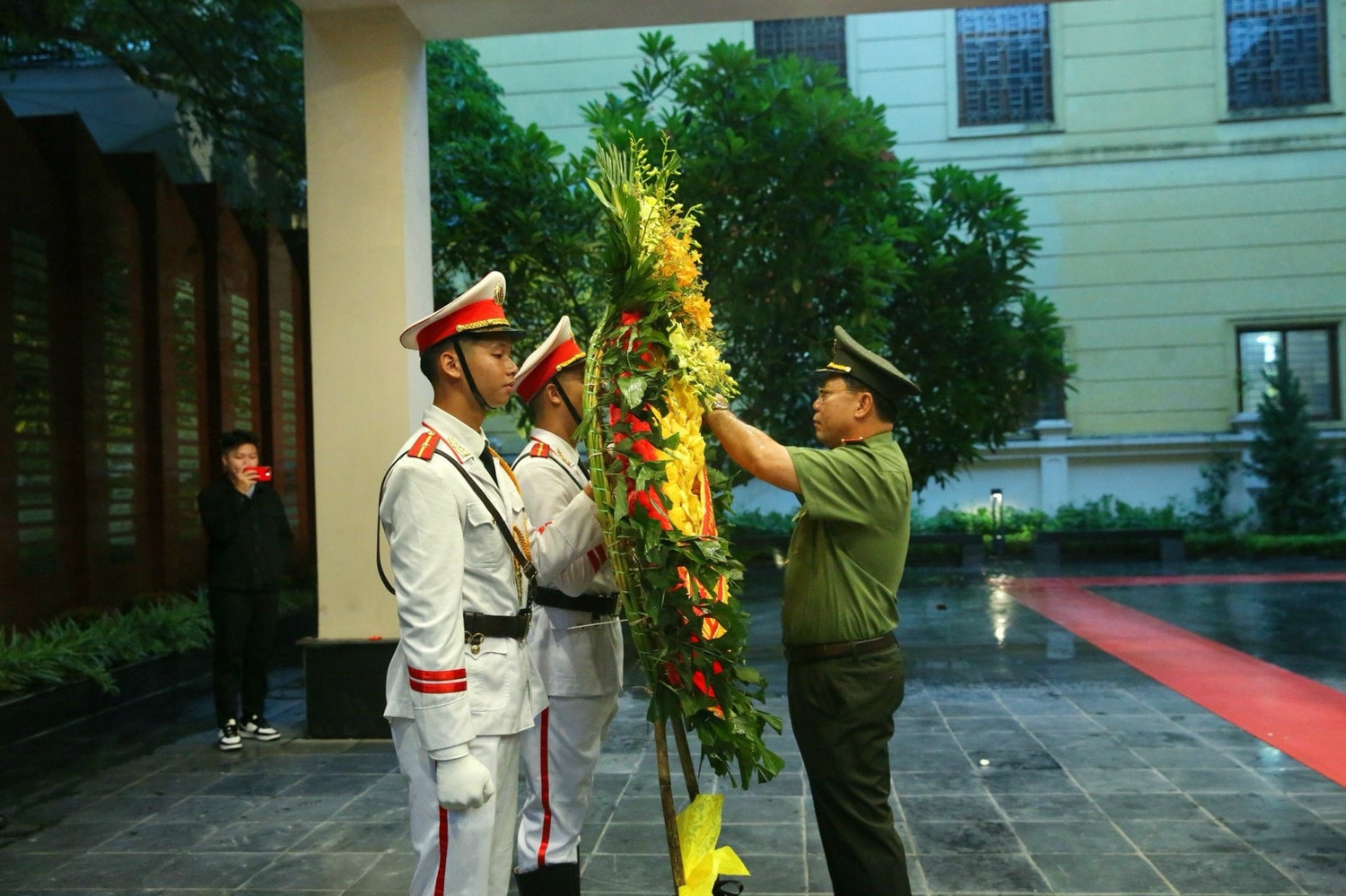 Công an thành phố Hà Nội dâng hương tưởng nhớ, tri ân các Anh hùng liệt sỹ -0
