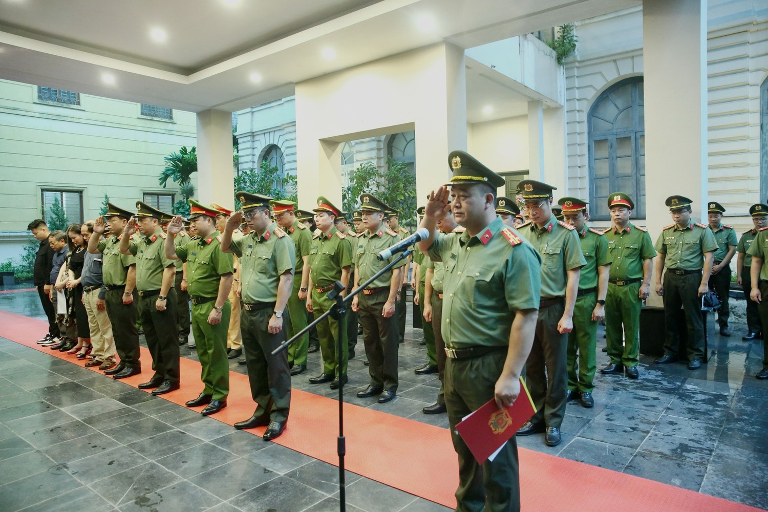 Công an thành phố Hà Nội dâng hương tưởng nhớ, tri ân các Anh hùng liệt sỹ -0
