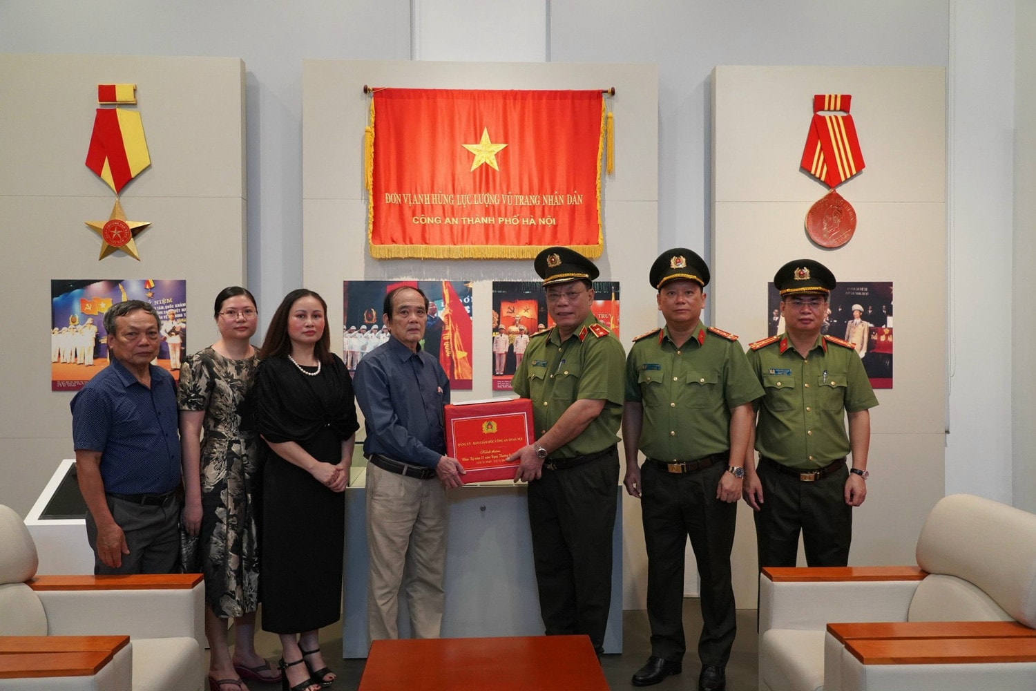 Công an thành phố Hà Nội dâng hương tưởng nhớ, tri ân các Anh hùng liệt sỹ -0