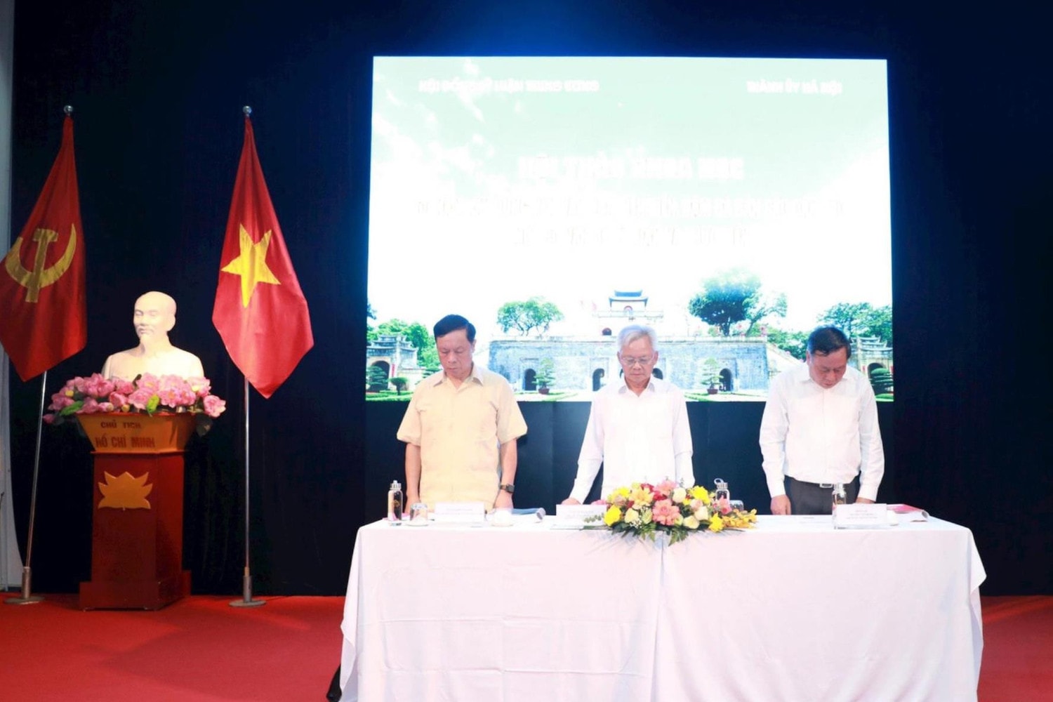 Tiếp tục xây dựng nền văn hóa Việt Nam tiên tiến, đậm đà bản sắc dân tộc.