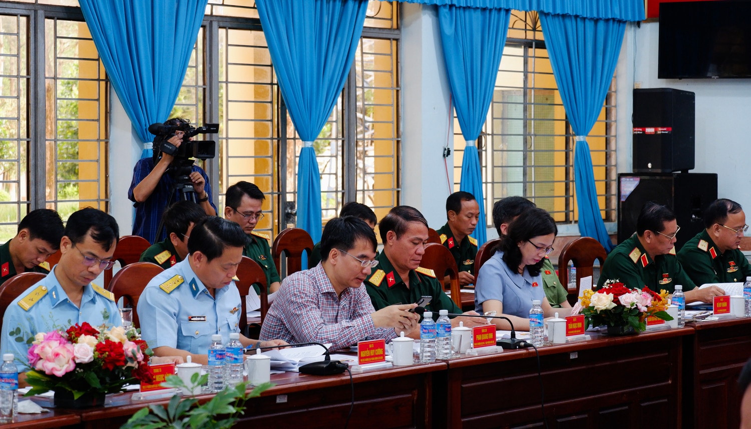 Các đại biểu tại cuộc làm việc