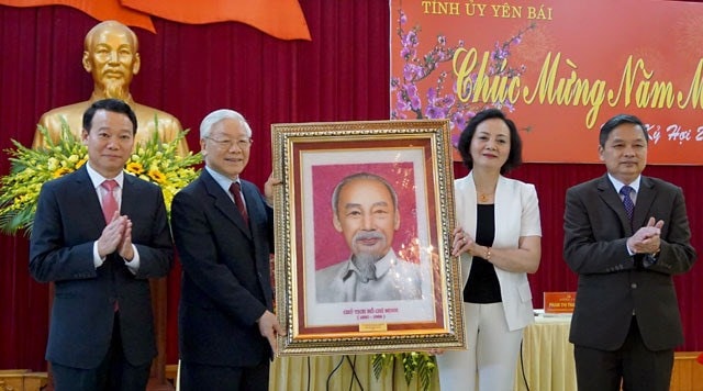 Tổng Bí thư, Chủ tịch nước Nguyễn Phú Trọng tặng Đảng bộ, chính quyền và nhân dân các dân tộc tỉnh Yên Bái bức chân dung Chủ tịch Hồ Chí Minh tại cuộc làm việc với Tỉnh ủy Yên Bái về kết quả 3 năm thực hiện Nghị quyết Đại hội XVIII Đảng bộ tỉnh và công tác chăm lo Tết Nguyên đán Kỷ Hợi 2019 cho nhân dân