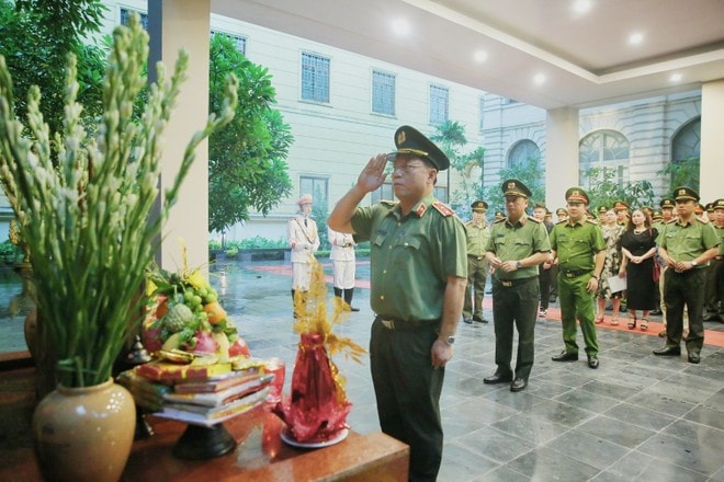 Công an thành phố Hà Nội dâng hương tưởng nhớ, tri ân các Anh hùng liệt sỹ -0