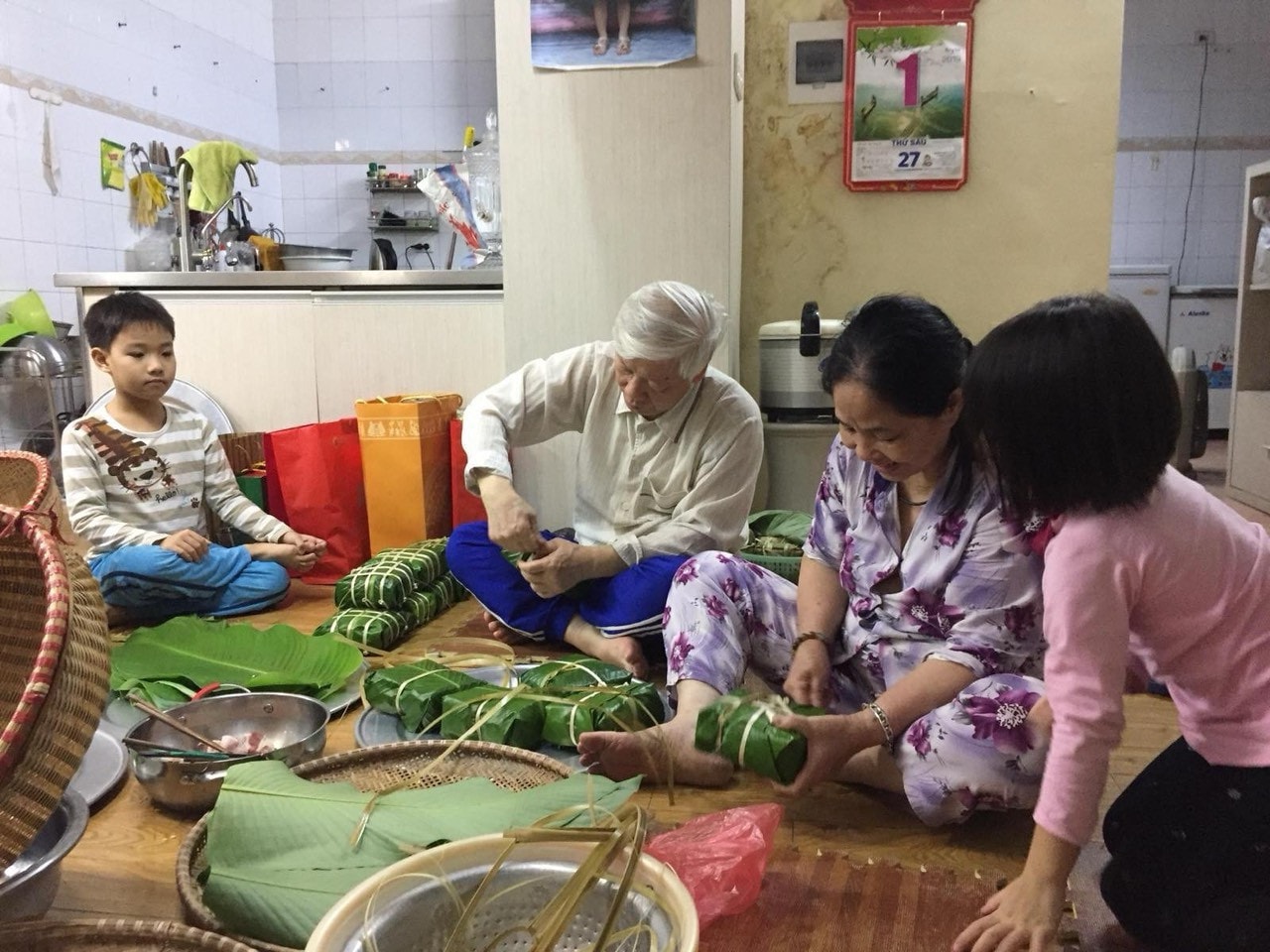 Tổng Bí thư, Chủ tịch nước Nguyễn Phú Trọng và Phu nhân Ngô Thị Mận cùng các cháu quây quần gói bánh chưng ngày 27 Tết Kỷ Hợi 2019