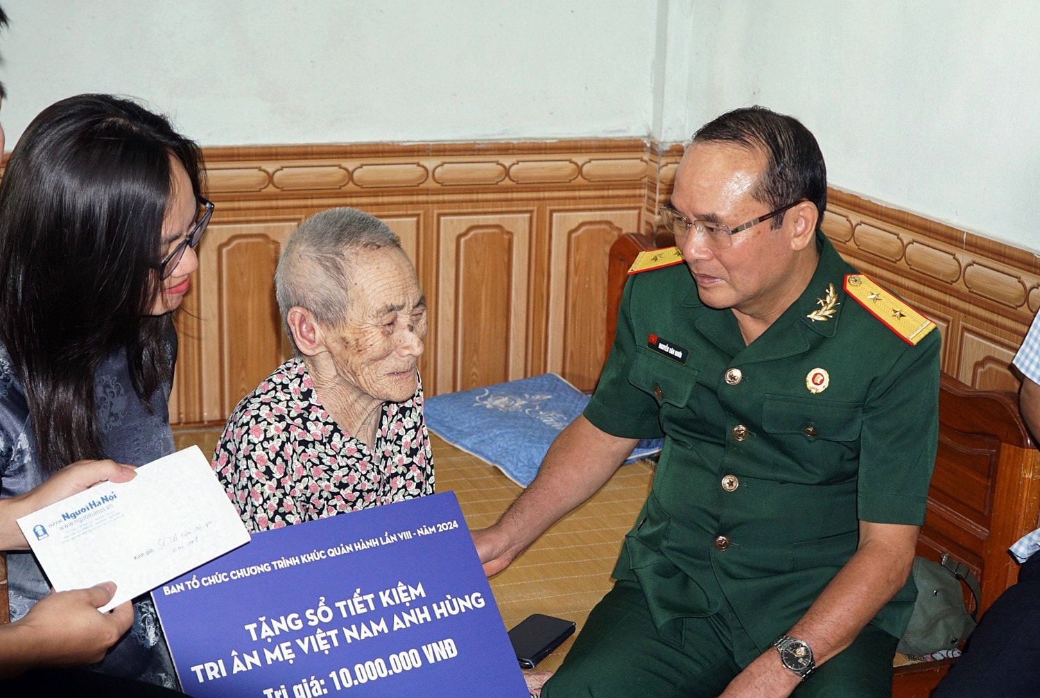 Đoàn trao tặng sổ tiết kiệm đến Mẹ Việt Nam anh hùng Nguyễn Thị Thẻn Hội Cựu chiến binh cơ quan Văn phòng Quốc hội về nguồn tại “đất lửa” Quảng Trị -0