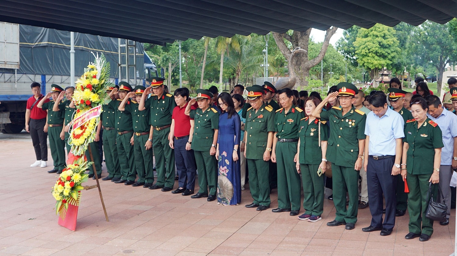 Đoàn dâng hương tại Thành cổ Quảng Trị Hội Cựu chiến binh cơ quan Văn phòng Quốc hội về nguồn tại “đất lửa” Quảng Trị -0
