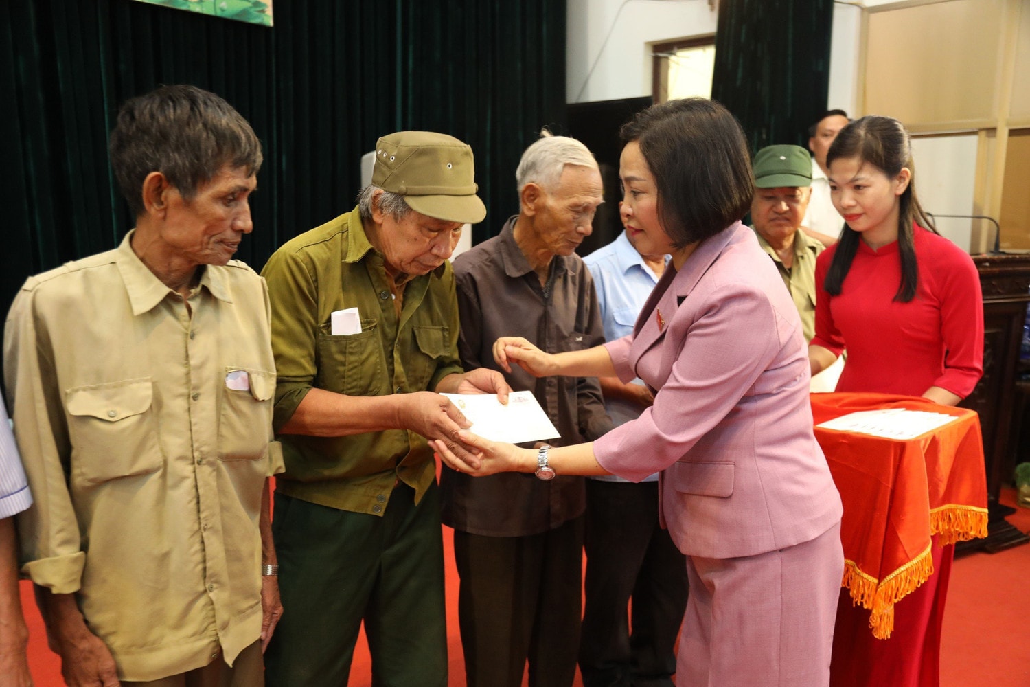 Phó Chủ tịch Quốc hội Nguyễn Thị Thanh thăm, tặng quà các gia đình chính sách tại Ninh Bình -0