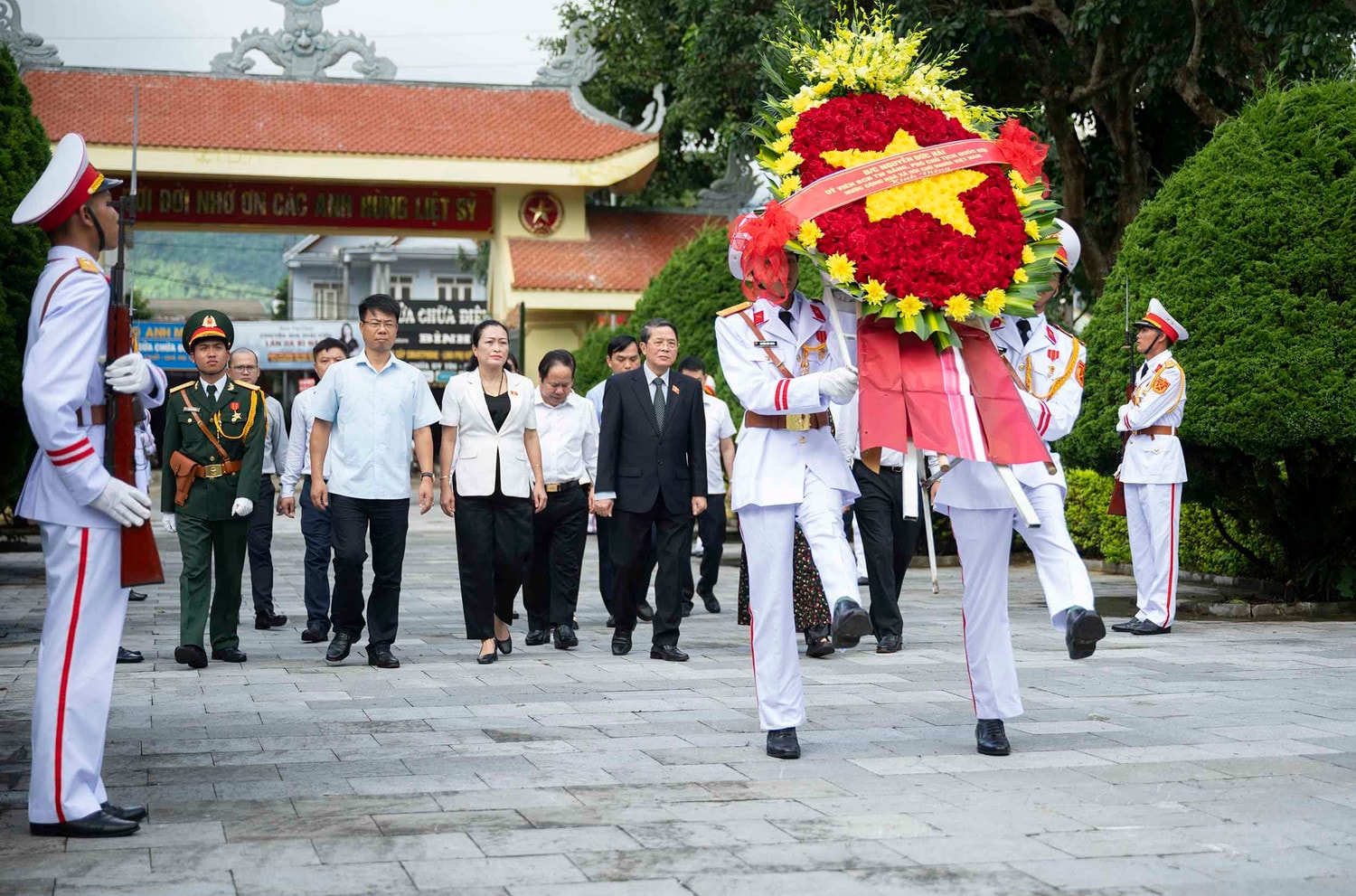 Phó Chủ tịch Quốc hội Nguyễn Đức Hải và Đoàn công tác dâng hương, dâng hoa tại Nghĩa trang liệt sĩ tỉnh Lai Châu