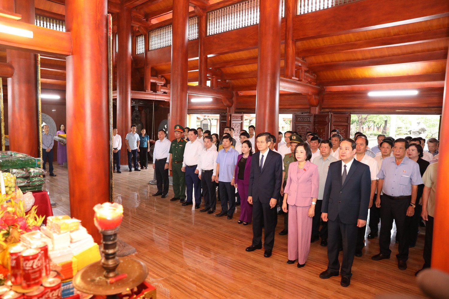 Phó Chủ tịch Quốc hội Nguyễn Thị Thanh thăm, tặng quà các gia đình chính sách tại Ninh Bình -0