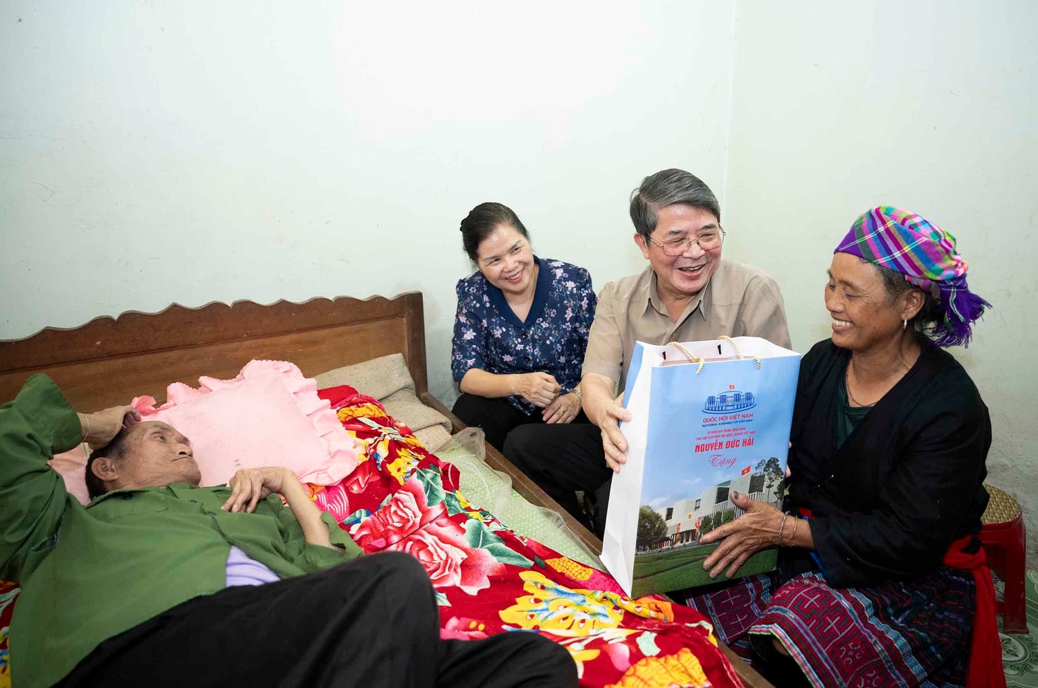 Phó Chủ tịch Quốc hội Nguyễn Đức Hải thăm và tặng quà thương binh Lý A Hù tại huyện Tam Đường