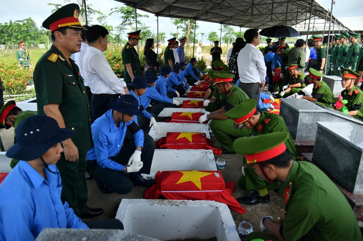Kiên Giang: Truy điệu, an táng 28 hài cốt liệt sĩ