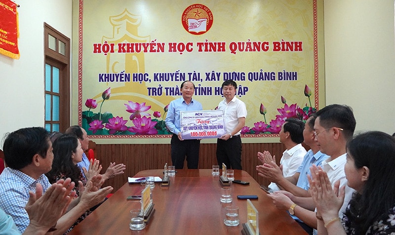 Tổng công ty Cảng hàng không Việt Nam hỗ trợ 100 triệu đồng cho học sinh nghèo Quảng Bình -0