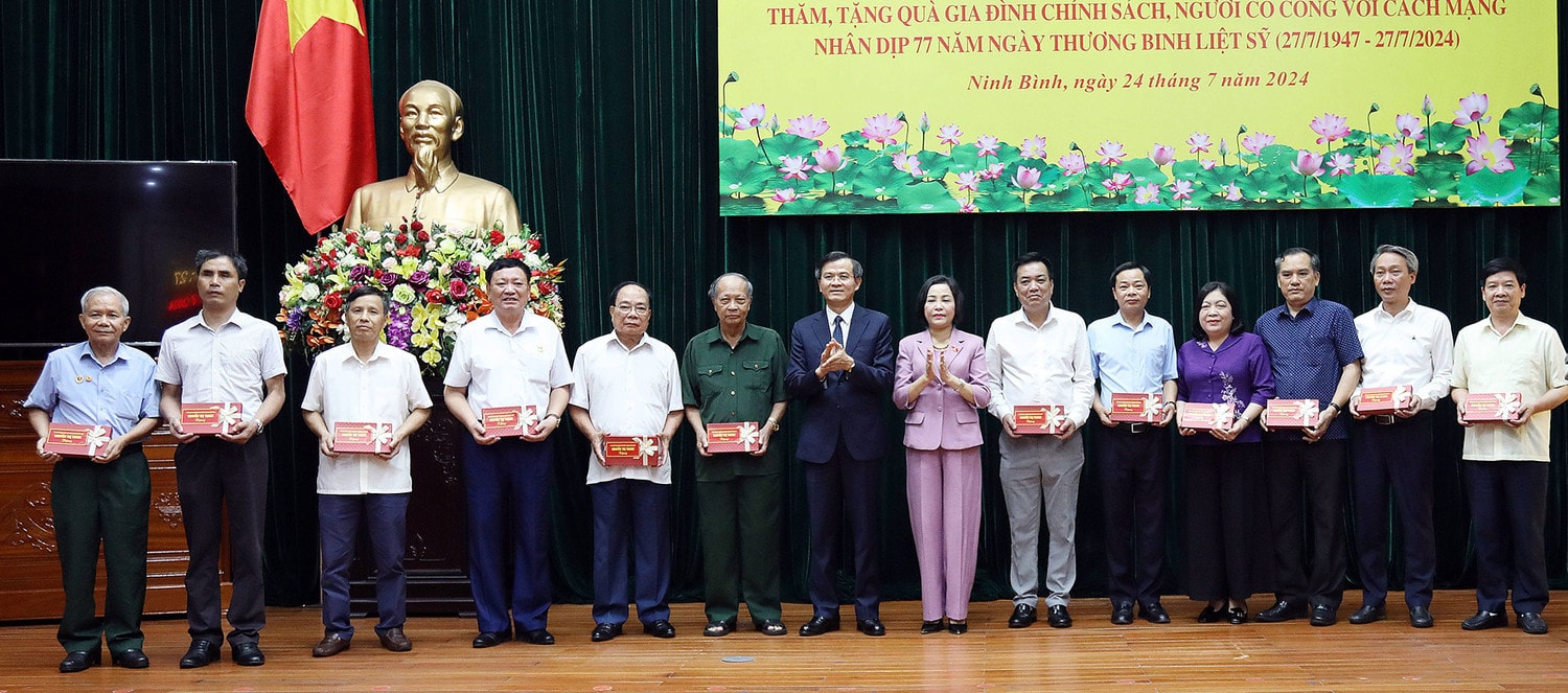 Phó Chủ tịch Quốc hội Nguyễn Thị Thanh thăm, tặng quà các gia đình chính sách tại Ninh Bình -0