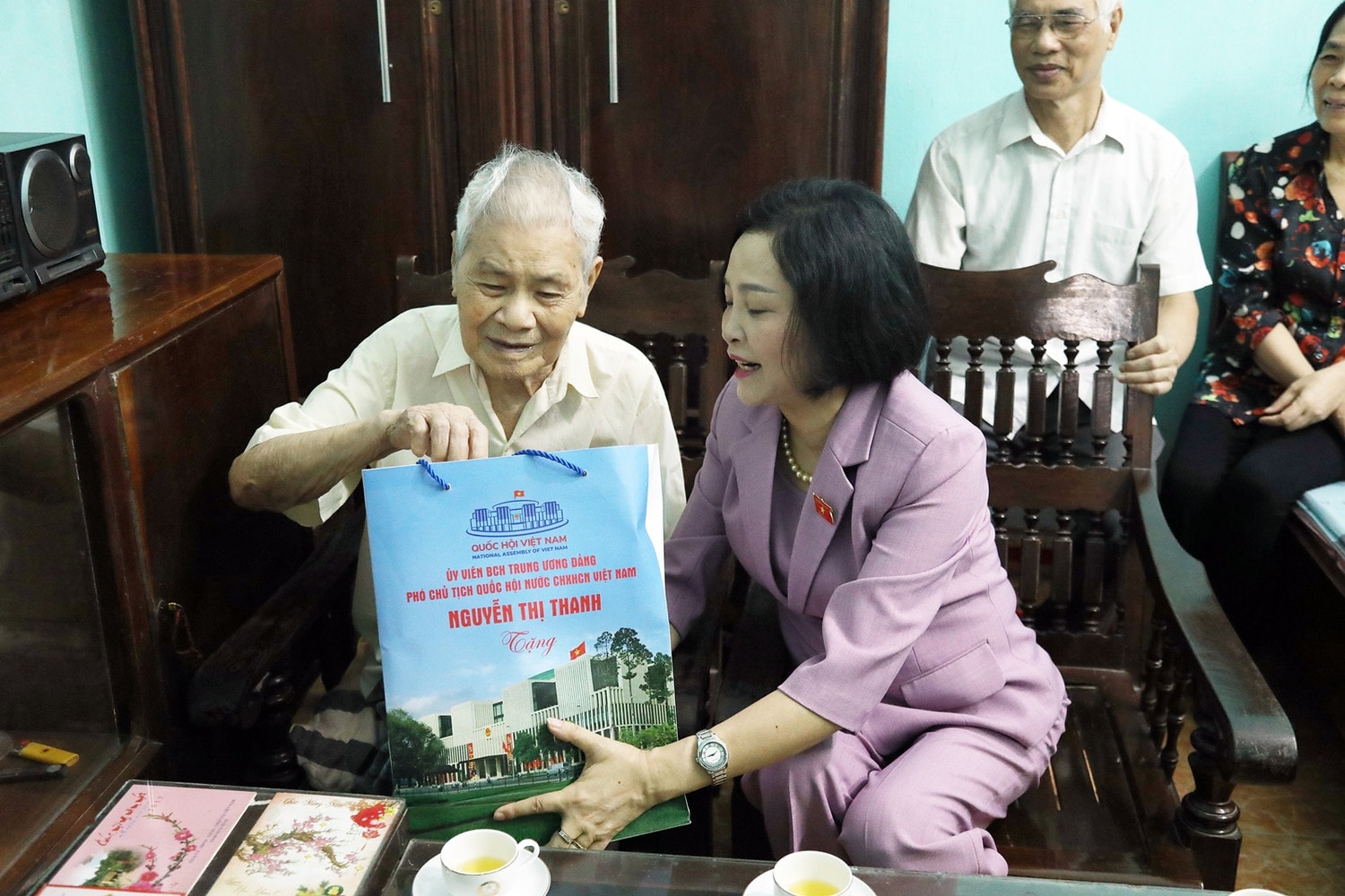 Phó Chủ tịch Quốc hội Nguyễn Thị Thanh thăm hỏi, tặng quà gia đình lão thành cách mạng Nguyễn Mạnh Thân (phố Nhật Tân, phường Tân Thành, thành phố Ninh Bình) Phó Chủ tịch Quốc hội Nguyễn Thị Thanh thăm, tặng quà các gia đình chính sách tại Ninh Bình -0