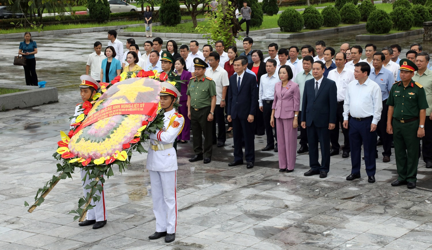 Phó Chủ tịch Quốc hội Nguyễn Thị Thanh và các đại biểu đặt vòng hoa, dâng hương tưởng niệm các Anh hùng Liệt sĩ tại Đài tưởng niệm các Anh hùng Liệt sĩ của tỉnh Phó Chủ tịch Quốc hội Nguyễn Thị Thanh thăm, tặng quà các gia đình chính sách tại Ninh Bình -0