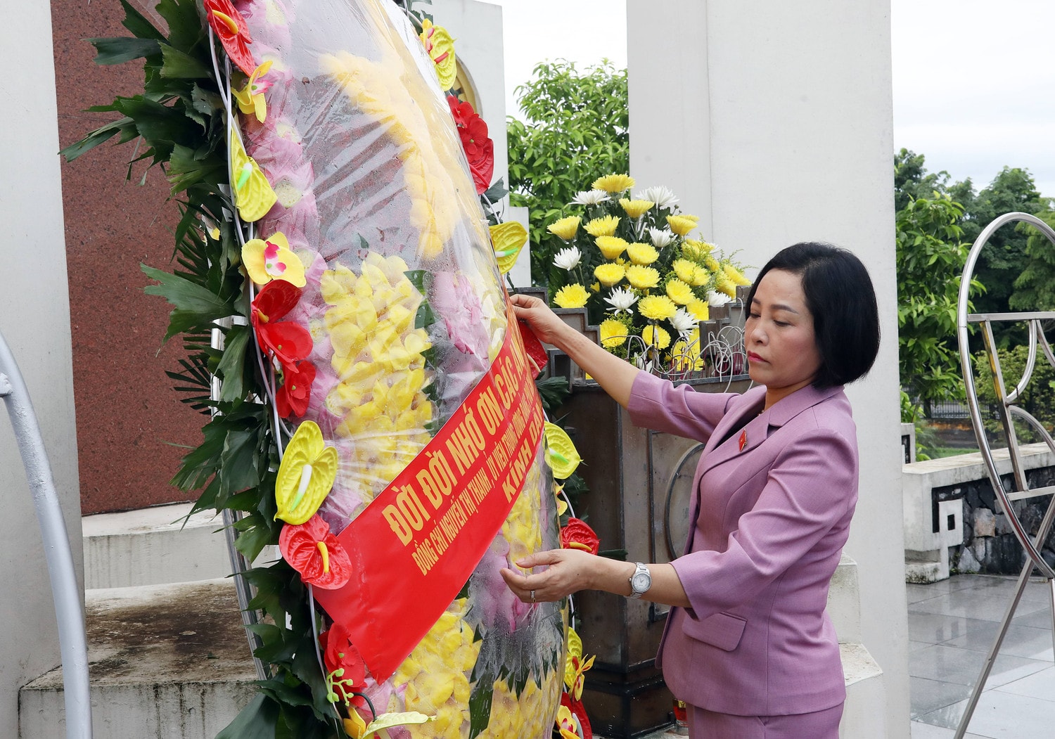 Phó Chủ tịch Quốc hội Nguyễn Thị Thanh dâng hoa, dâng hương tại Đài tưởng niệm các Anh hùng Liệt sĩ của tỉnh Phó Chủ tịch Quốc hội Nguyễn Thị Thanh thăm, tặng quà các gia đình chính sách tại Ninh Bình -0