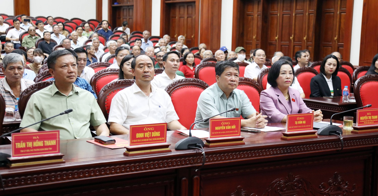 Phó Chủ tịch Quốc hội Nguyễn Thị Thanh và các đại biểu tại buổi lễ Phó Chủ tịch Quốc hội Nguyễn Thị Thanh thăm, tặng quà các gia đình chính sách tại Ninh Bình -0