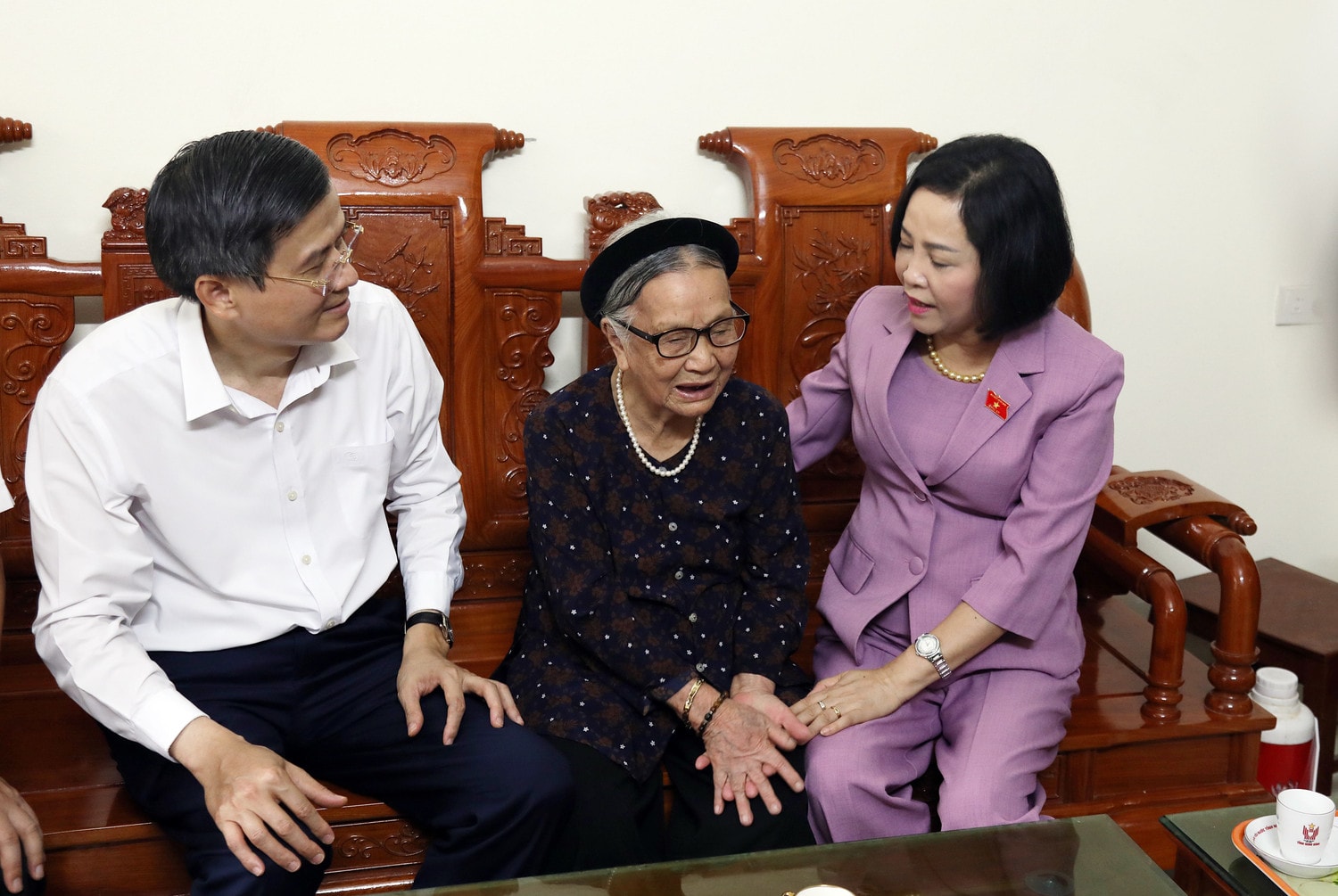 Phó Chủ tịch Quốc hội Nguyễn Thị Thanh thăm hỏi, tặng quà Mẹ Việt Nam Anh hùng Lê Thị Thận (phường Đông Thành, thành phố Ninh Bình) Phó Chủ tịch Quốc hội Nguyễn Thị Thanh thăm, tặng quà các gia đình chính sách tại Ninh Bình -0
