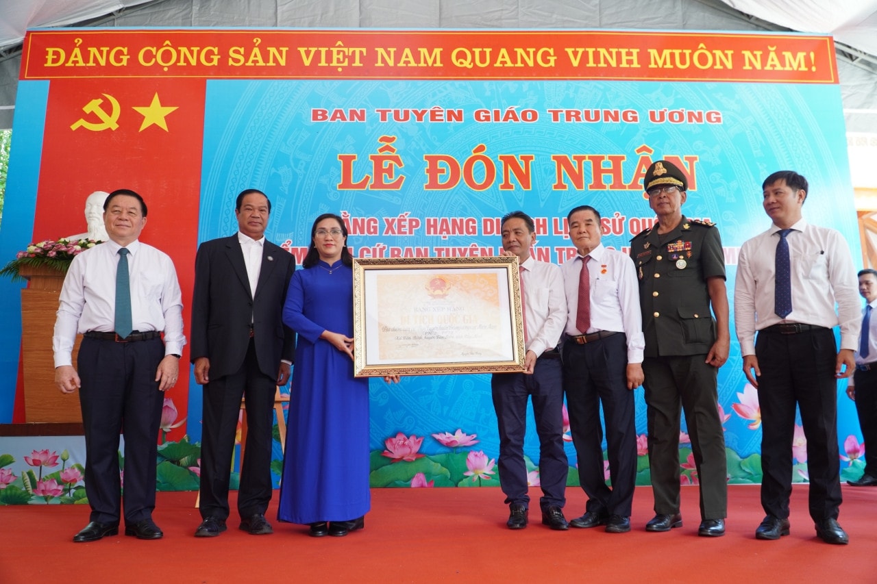 Trưởng Ban Tuyên giáo Trung ương Nguyễn Trọng Nghĩa trao bằng xếp hạng Di tích lịch sử Quốc gia cho Ban Tuyên huấn Trung ương Cục miền Nam Trưởng Ban Tuyên giáo Trung ương Nguyễn Trọng Nghĩa tiếp Đoàn đại biểu Hội Cựu chiến binh Campuchia -0