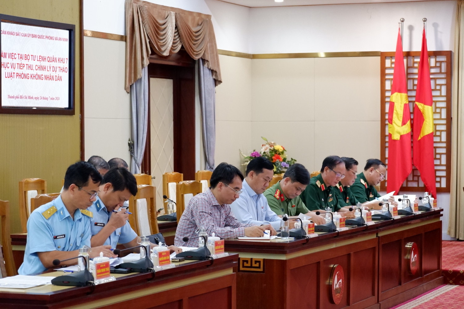 Các đại biểu tại cuộc làm việc