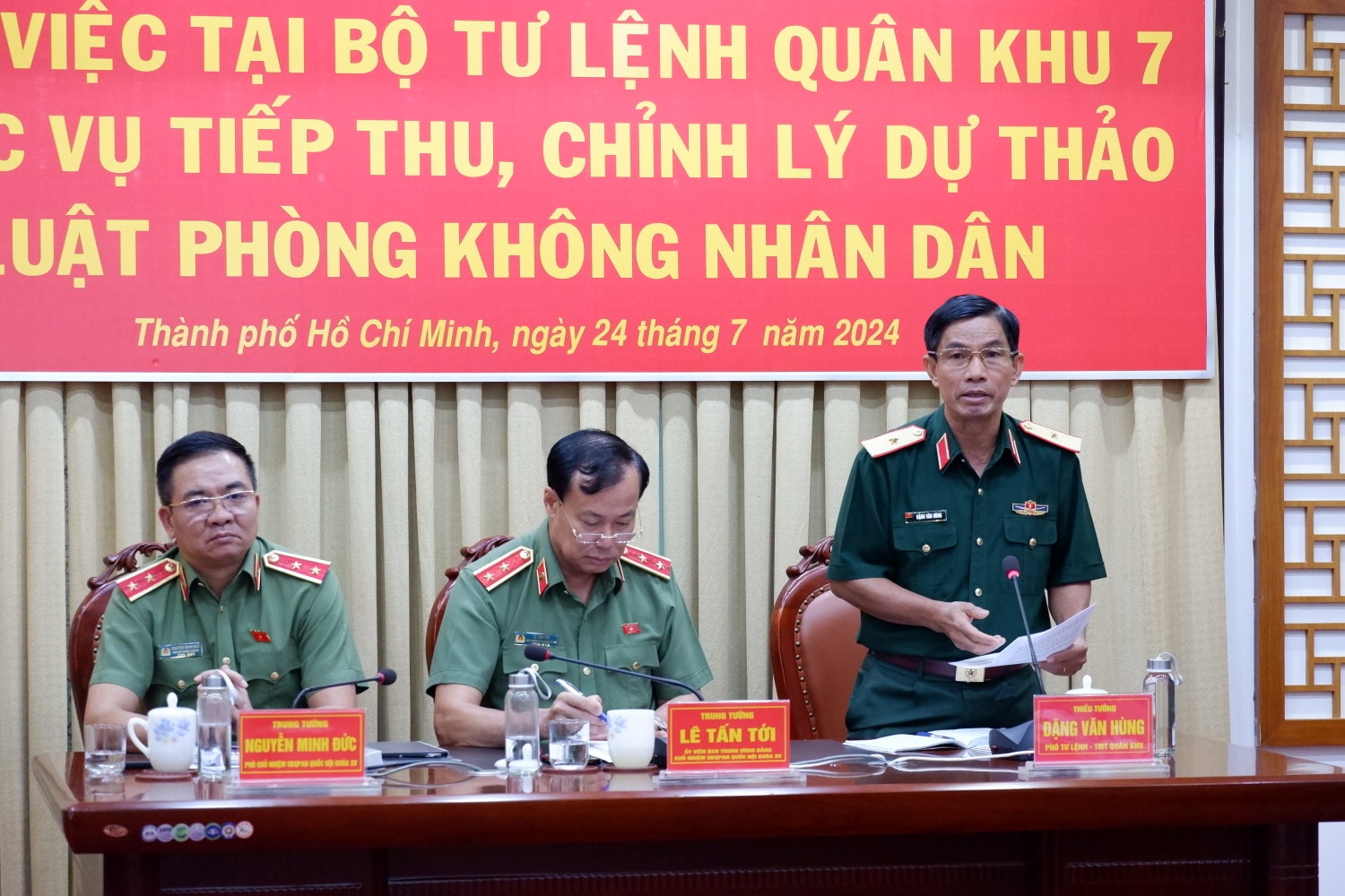 Phó Tư lệnh kiêm Tham mưu trưởng Quân khu 7, Thiếu tướng Đặng Văn Hùng phát biểu tại cuộc làm việc