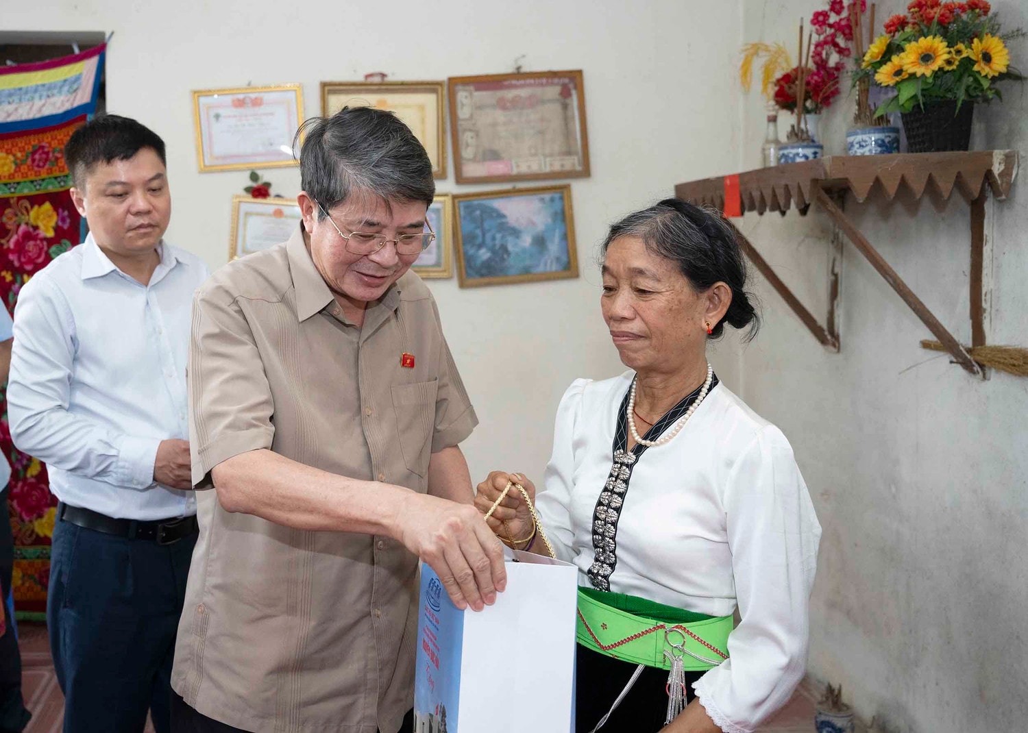 Phó Chủ tịch Quốc hội Nguyễn Đức Hải thăm và tặng quà gia đình liệt sĩ Lò Văn Đôi ở bản Nà Đon, xã Bình Lư, huyện Tam Đường