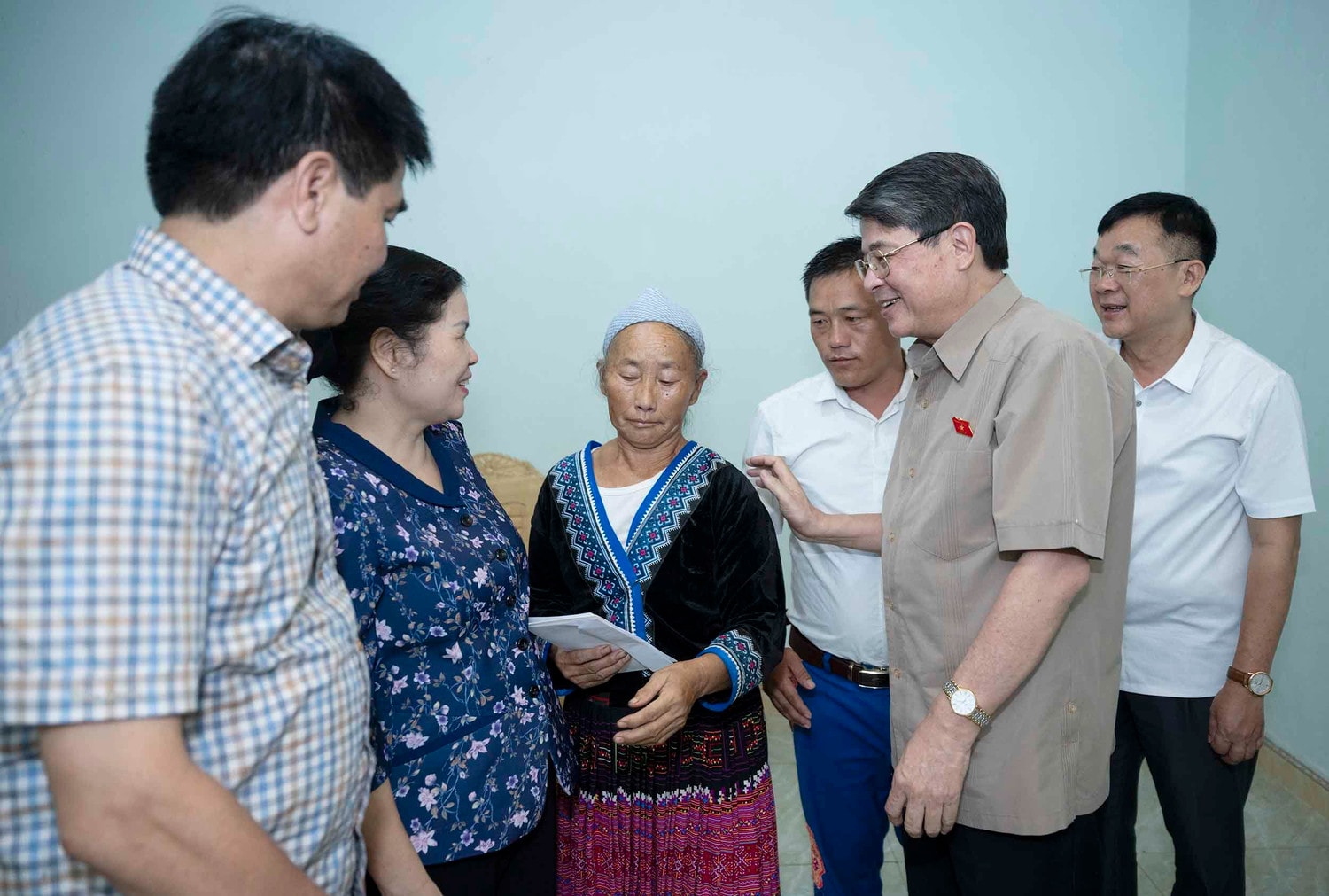 Phó Chủ tịch Quốc hội Nguyễn Đức Hải thăm và tặng quà gia đình liệt sĩ Vàng Văn Kỷ tại bản Phan Chu Hoa, xã Nùng Nàng, huyện Tam Đường