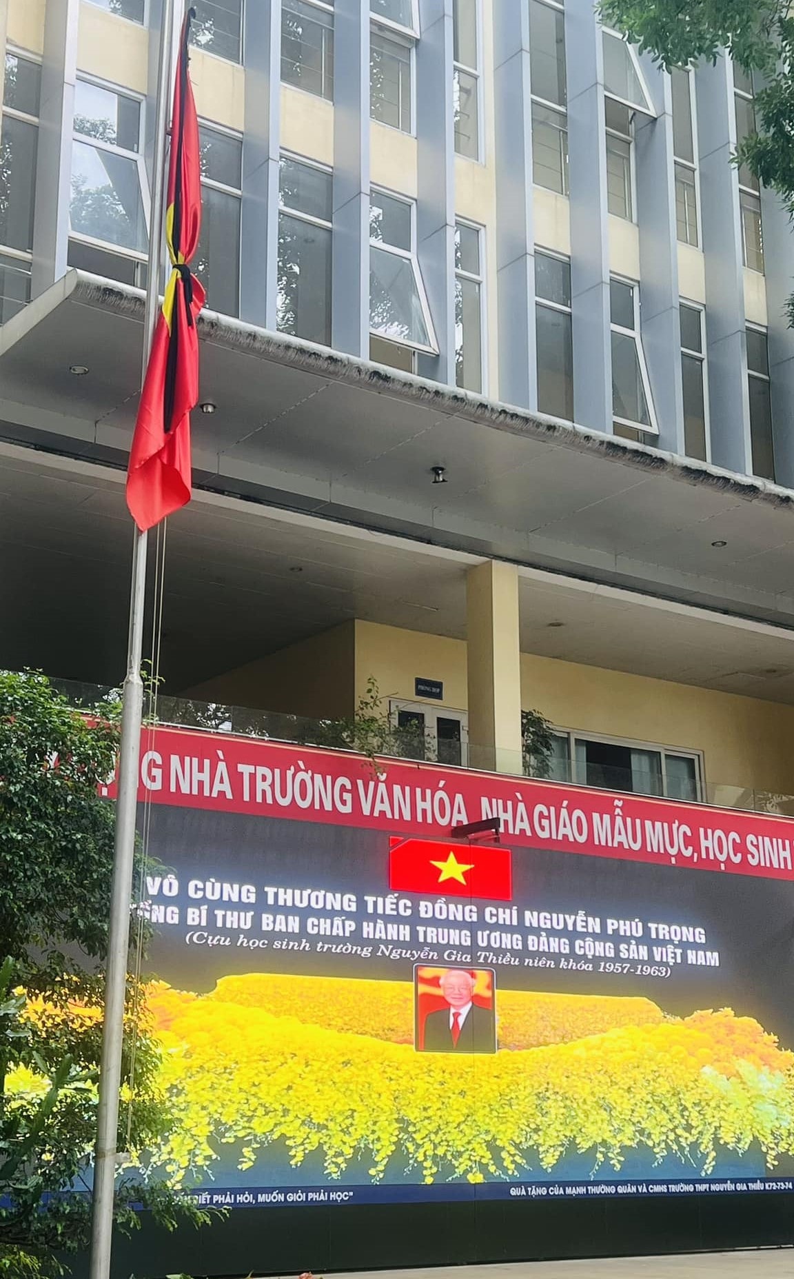 Thầy trò Trường THPT Nguyễn Gia Thiều tưởng niệm Tổng Bí thư Nguyễn Phú Trọng -0