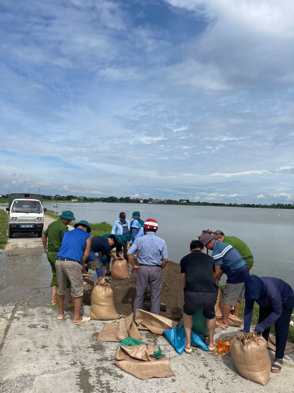 Công an huyện Chương Mỹ, Quốc Oai, Thạch Thất kịp thời hỗ trợ người dân chịu ảnh hưởng của bão số 2 -0